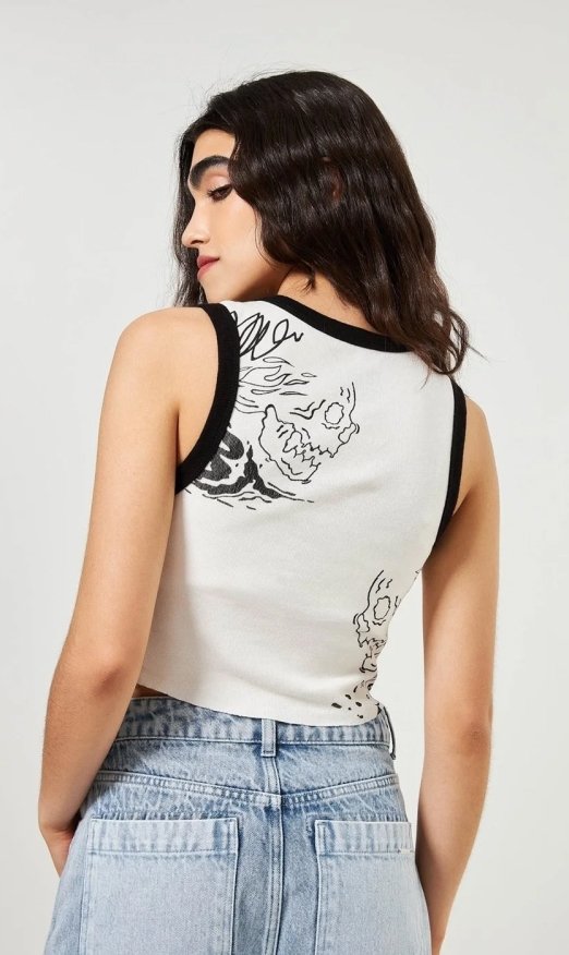 mulher vestindo blusa estampada mulher vestindo blusa estampada