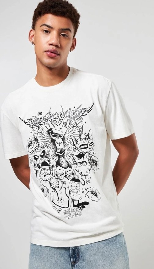 homem vestindo blusa estampada homem vestindo blusa estampada