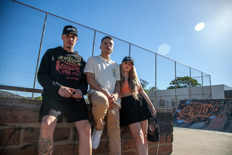 mulher vestindo blusa estampada mulher vestindo blusa estampada