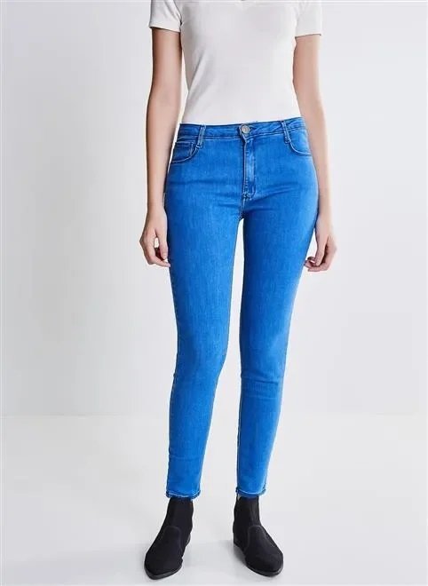 calça skinny em jeans com barra desfiada calça skinny em jeans com barra desfiada