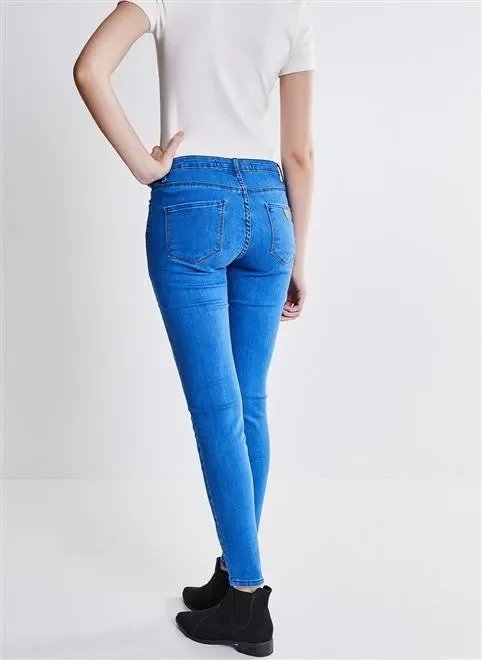 calça skinny em jeans com barra desfiada calça skinny em jeans com barra desfiada