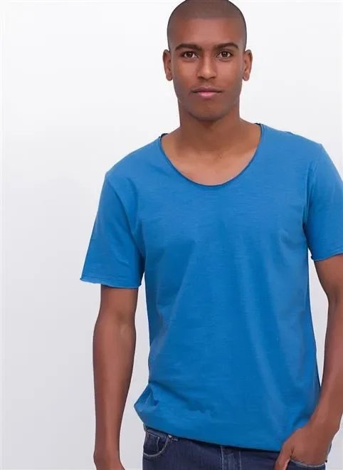 camiseta gola u em flamê camiseta gola u em flamê