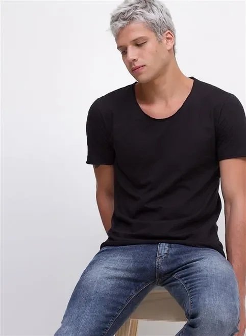 camiseta gola u em flamê camiseta gola u em flamê