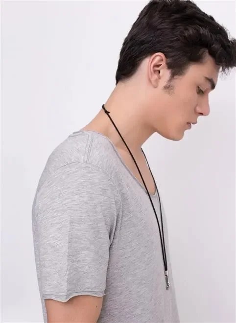 camiseta gola u em flamê camiseta gola u em flamê