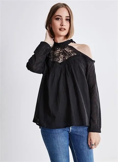 blusa com ombros de fora e renda blusa com ombros de fora e renda