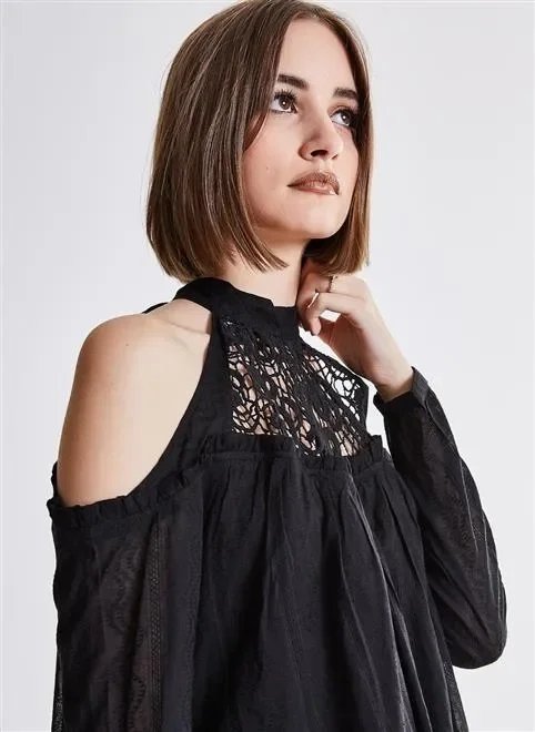 blusa com ombros de fora e renda blusa com ombros de fora e renda