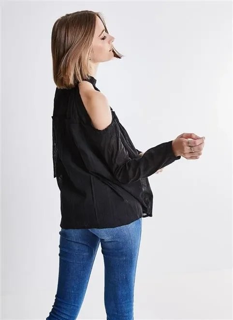 blusa com ombros de fora e renda blusa com ombros de fora e renda