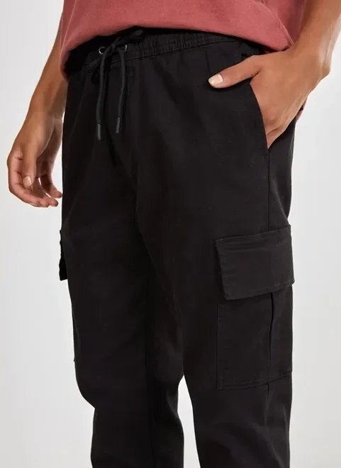 calça com bolsos utilitários calça com bolsos utilitários