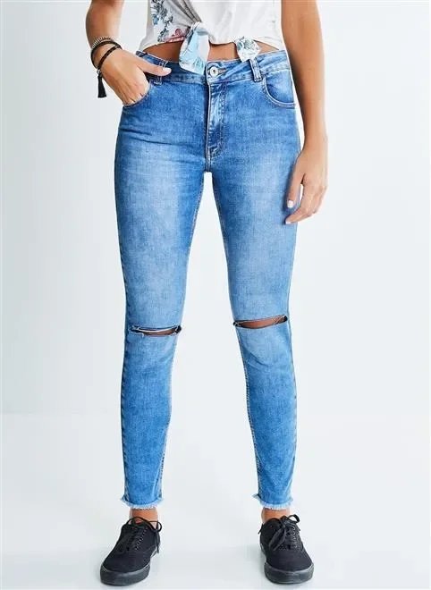 calça skinny ca rasgo e barra desfeita calça skinny ca rasgo e barra desfeita