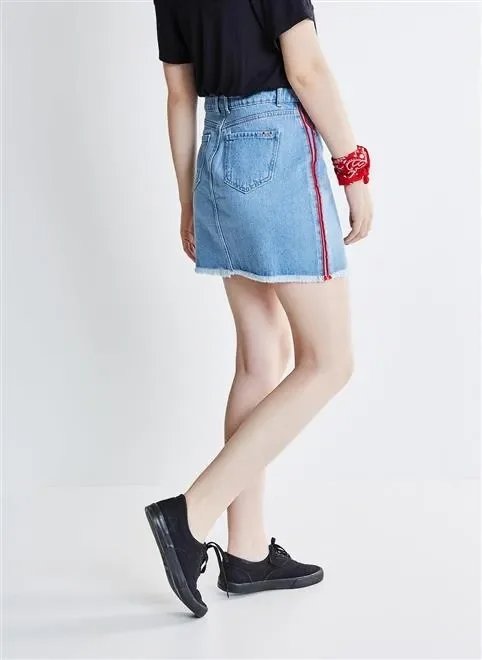 saia nervuras vermelhas lateral saia nervuras vermelhas lateral